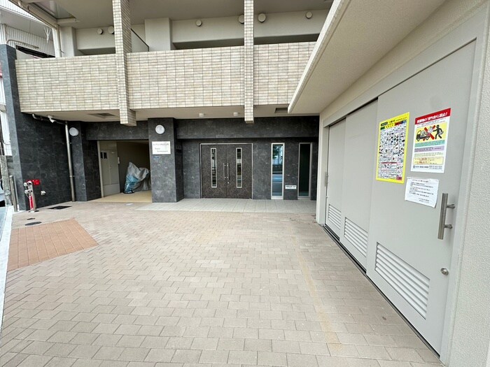 物件外観写真6　(エントランス部分)