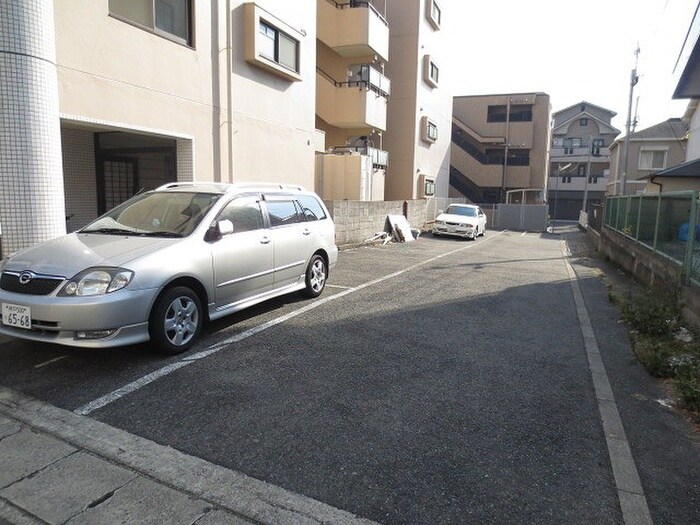 物件外観写真4　(駐車場)