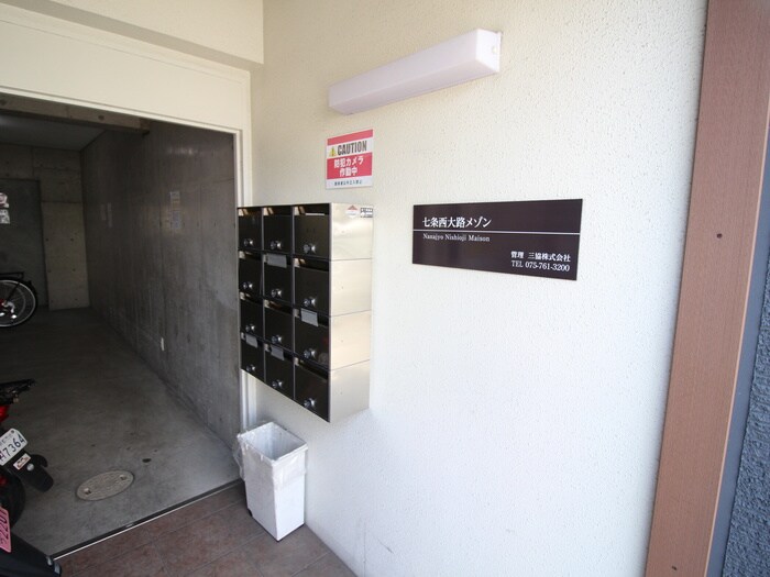 物件外観写真2　(エントランス部分)