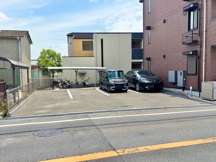 物件外観写真2　(駐車場)