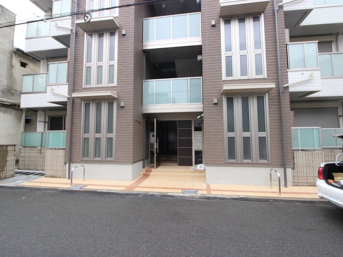 物件外観写真3　(エントランス部分)