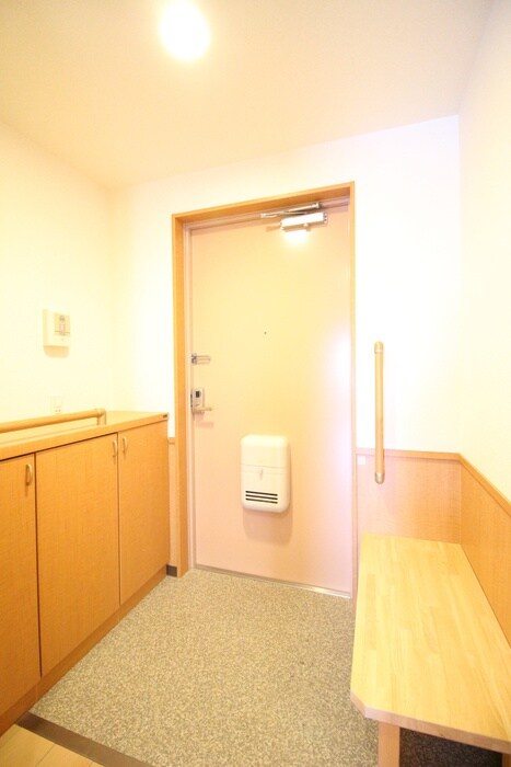 物件内観写真13　(玄関)