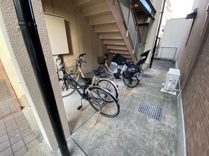 物件外観写真5　(駐輪場)