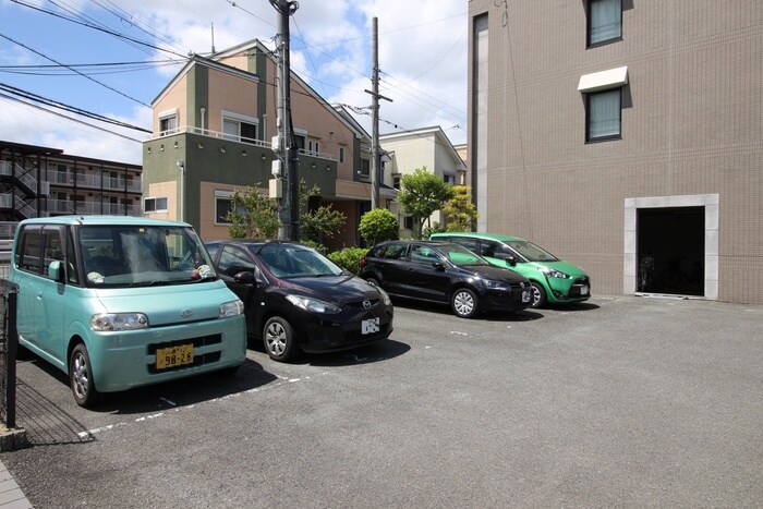 物件外観写真3　(駐車場)