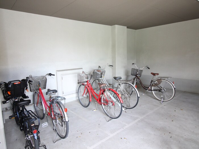 物件外観写真4　(駐輪場)