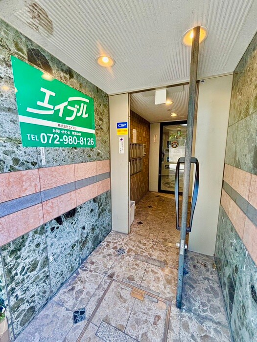 物件外観写真3　(エントランス部分)