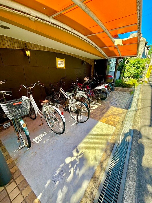 物件外観写真4　(駐輪場)