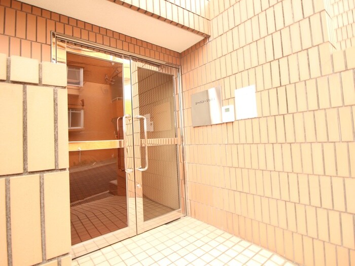 物件外観写真3　(エントランス部分)