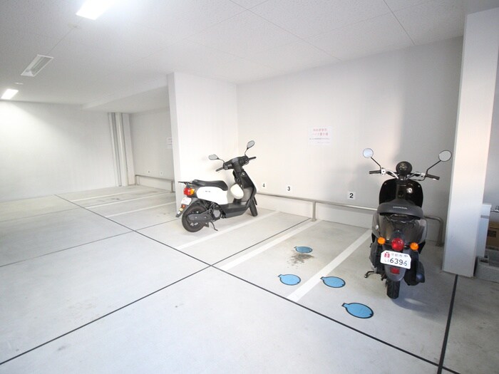 物件外観写真6　(バイク置き場)