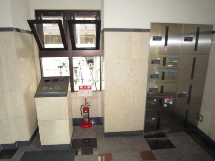 物件外観写真3　(エントランス部分)