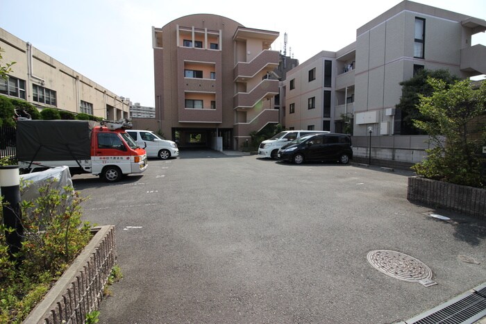 物件外観写真4　(駐車場)