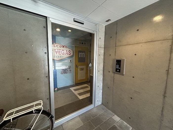 物件外観写真2　(エントランス部分)