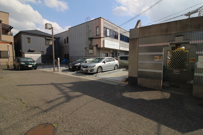 物件外観写真3　(駐車場)