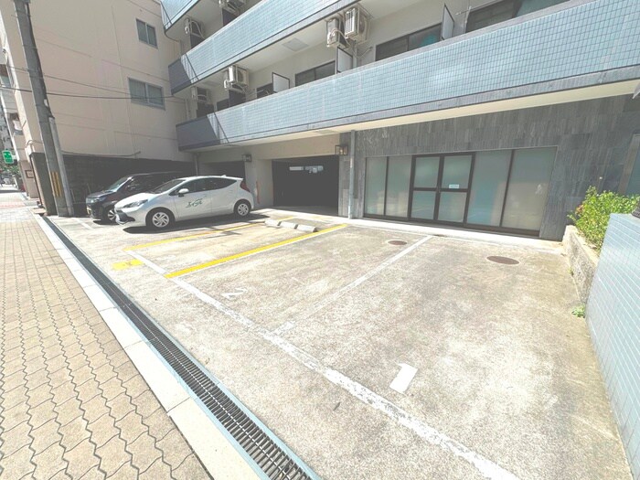 物件外観写真4　(駐車場)