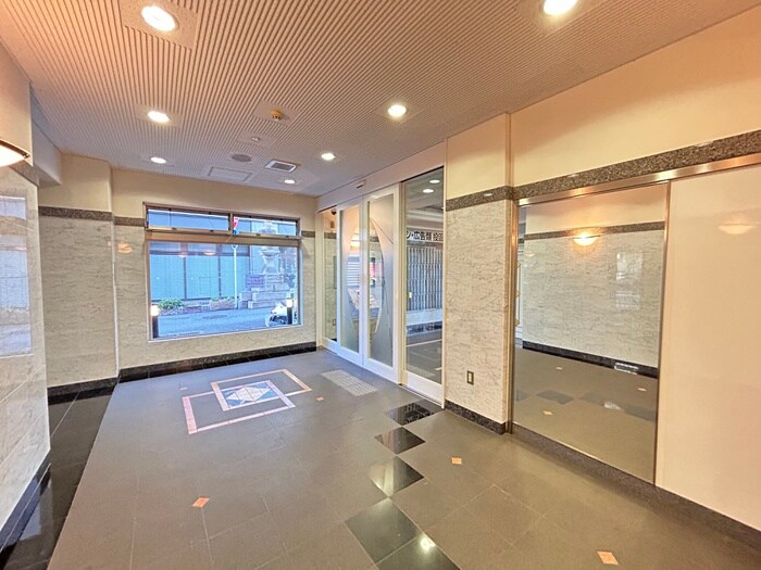 物件外観写真2　(エントランス部分)