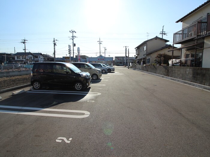 物件外観写真3　(駐車場)