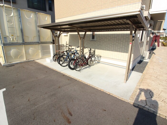 物件外観写真4　(駐輪場)