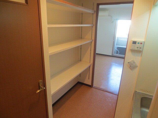 物件内観写真12　(収納)