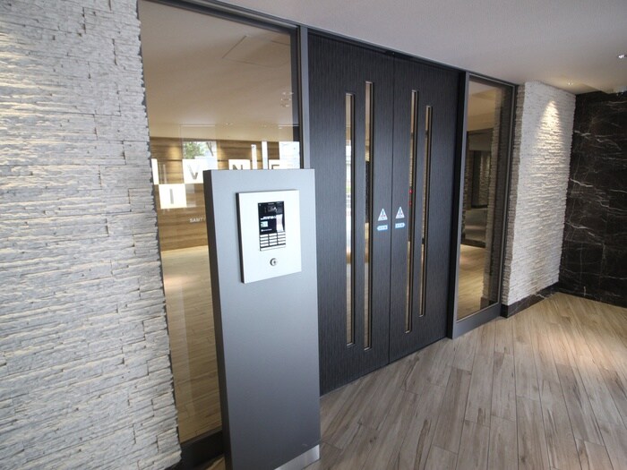 物件外観写真4　(エントランス部分)