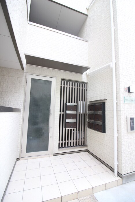 物件外観写真2　(エントランス部分)