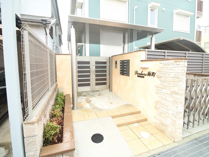 物件外観写真3　(エントランス部分)