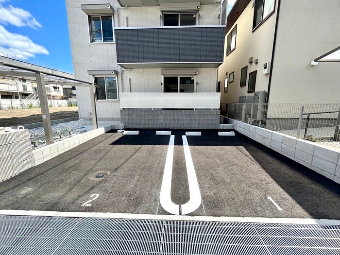 物件外観写真3　(駐車場)