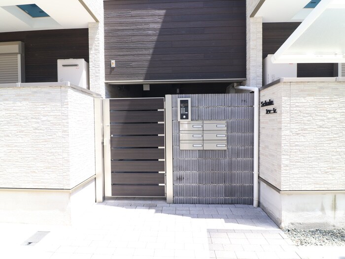 物件外観写真3　(エントランス部分)