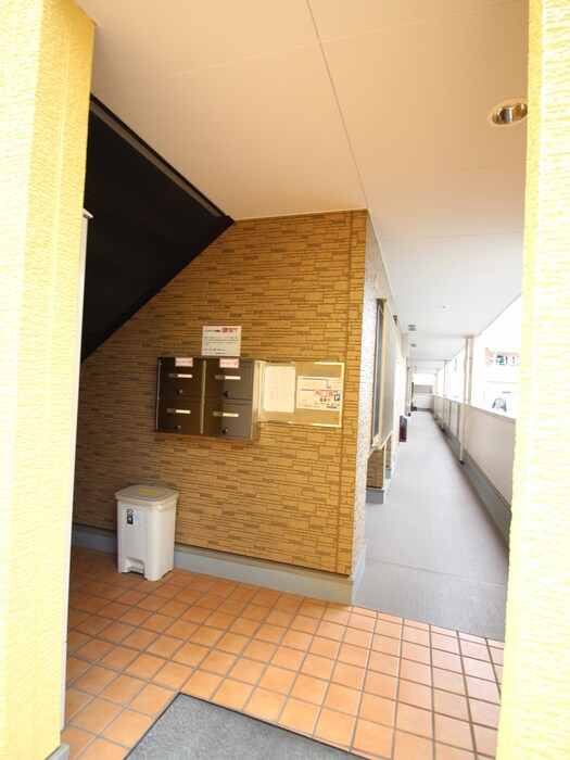 物件外観写真2　(エントランス部分)