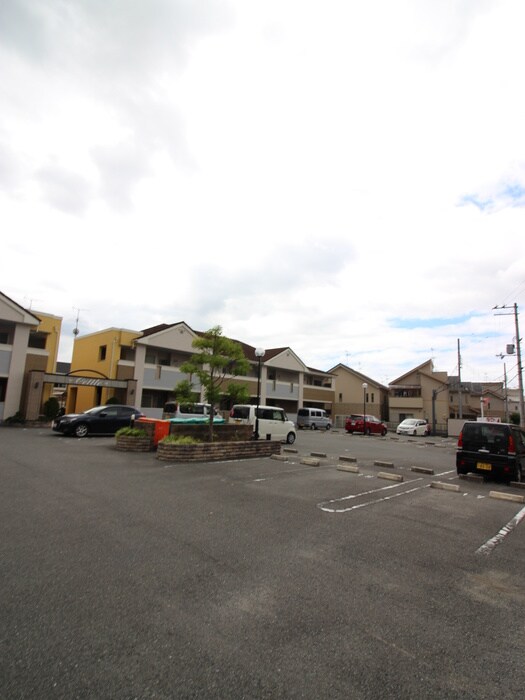 物件外観写真5　(駐車場)