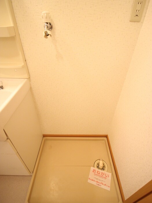 物件内観写真16　(洗濯機置場)