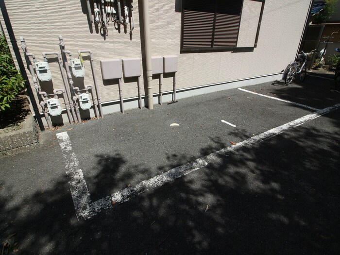 物件外観写真6　(駐車場)