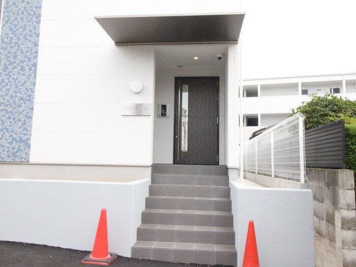 物件外観写真2　(エントランス部分)