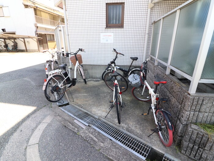 物件外観写真4　(駐輪場)