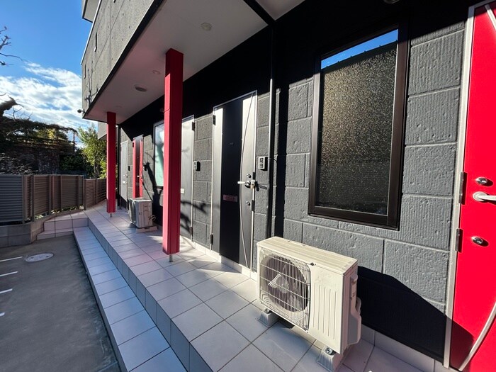 物件外観写真2　(エントランス部分)