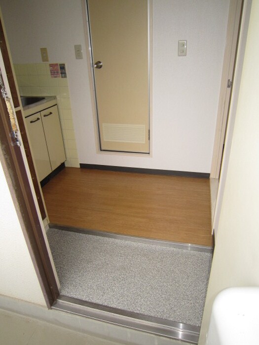 物件内観写真9　(玄関)