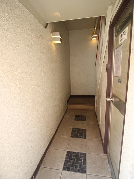 物件外観写真5　(エントランス部分)