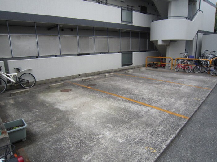 物件外観写真6　(駐車場)