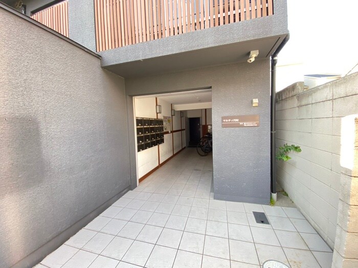 物件外観写真2　(エントランス部分)