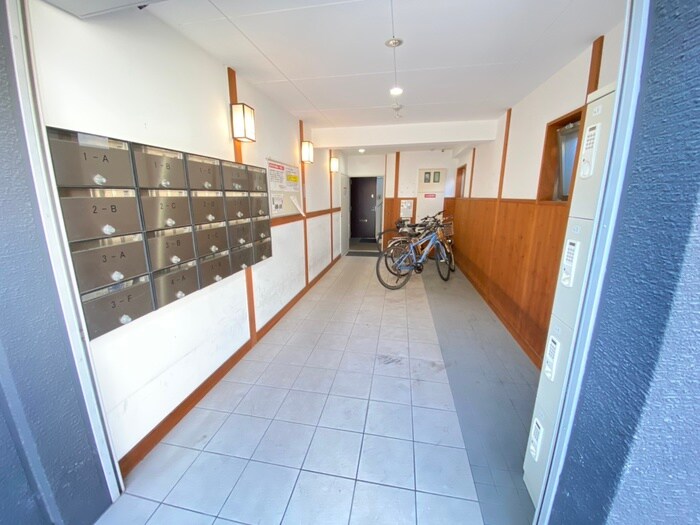 物件外観写真3　(エントランス部分)