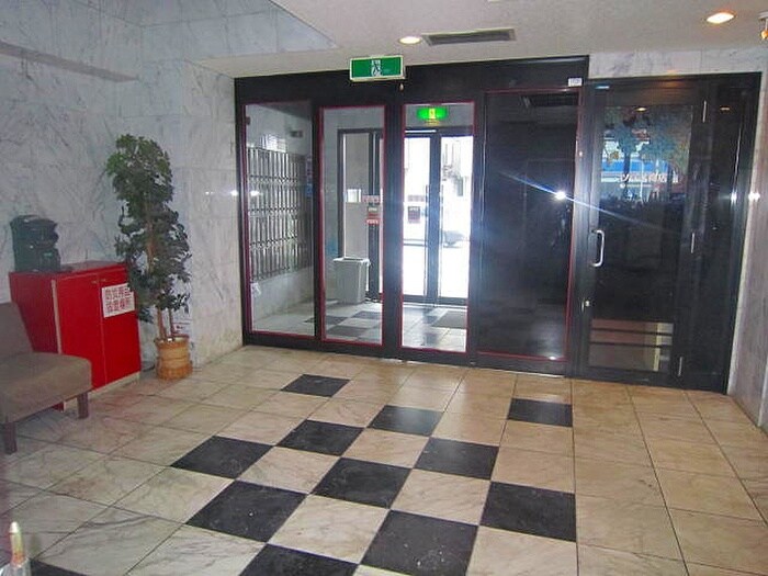 物件外観写真2　(エントランス部分)