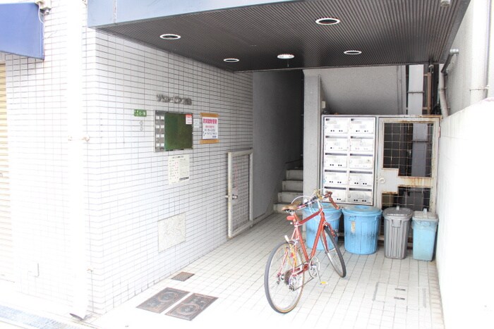 物件外観写真3　(エントランス部分)