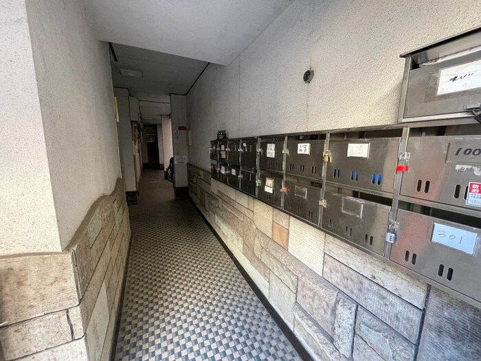 物件外観写真3　(エントランス部分)