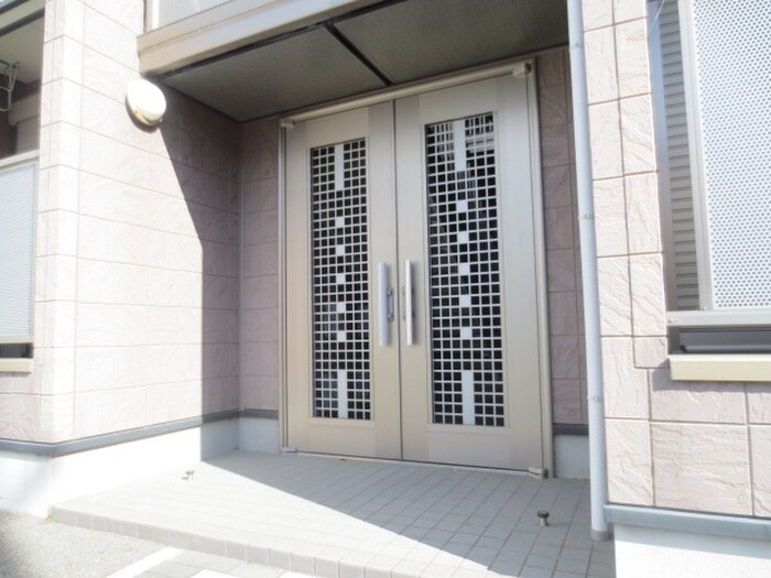 ネオメゾン山九のエントランス部分