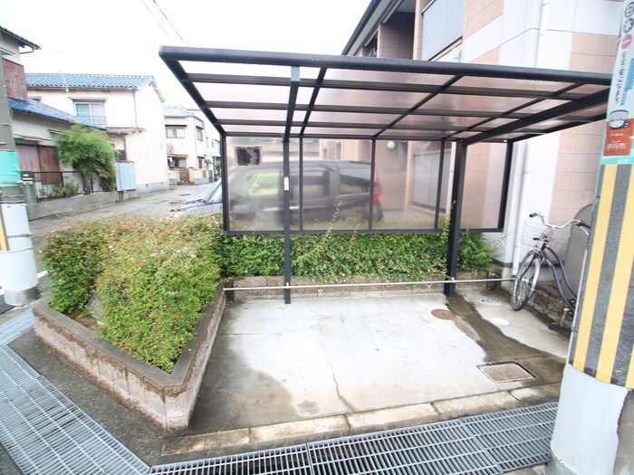 ネオメゾン山九の駐車場