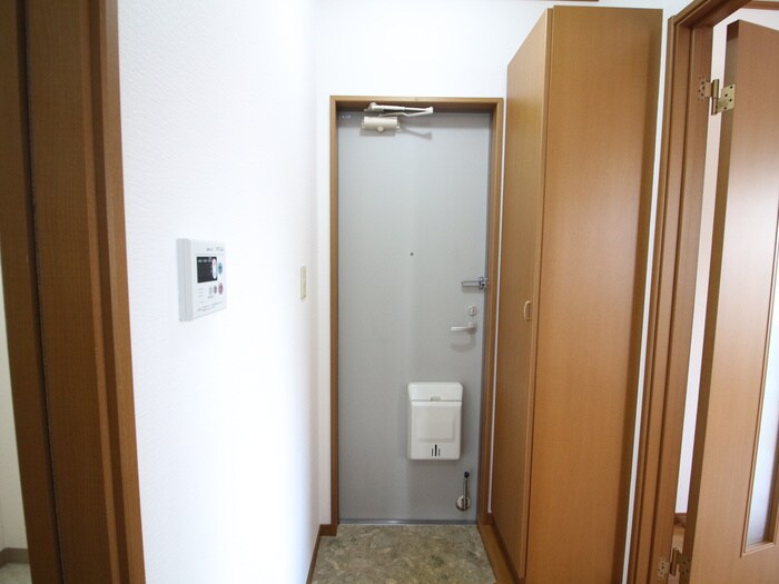 ネオメゾン山九の玄関