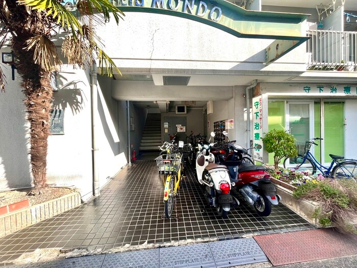 物件外観写真2　(エントランス部分)