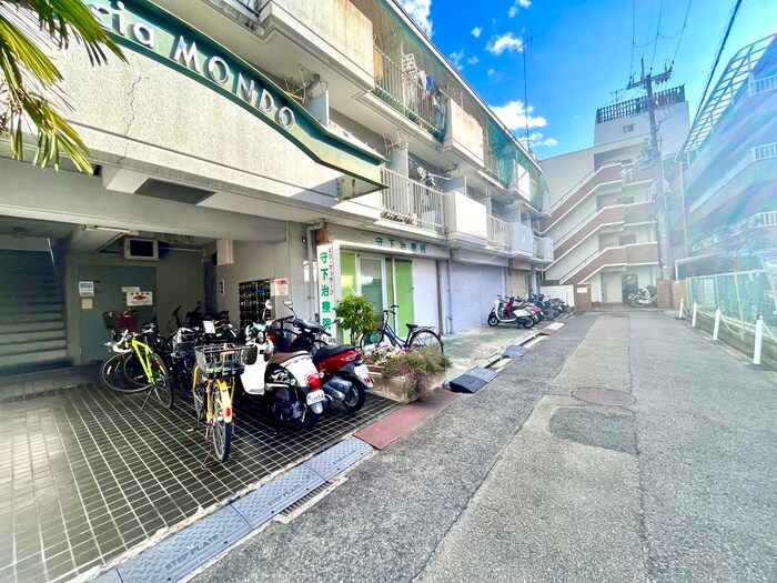 物件外観写真4　(駐輪場)