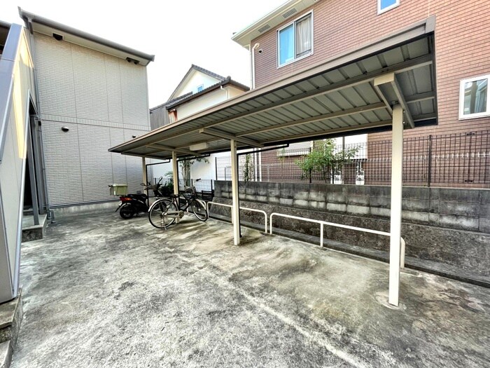 物件外観写真4　(駐輪場)