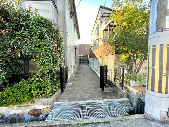 物件外観写真5　(エントランス部分)