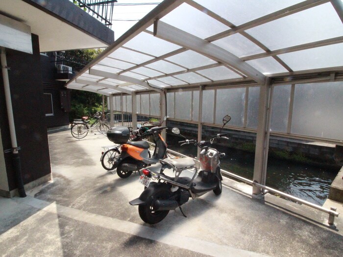 物件外観写真2　(駐輪場)